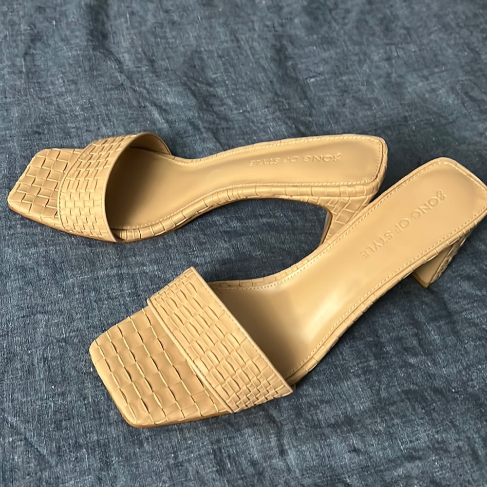 Song of Style Nude Arrow Heels Size 9.5 Never Worn